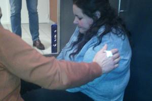 Slachtoffer benaderen © Rode Kruis Riemst